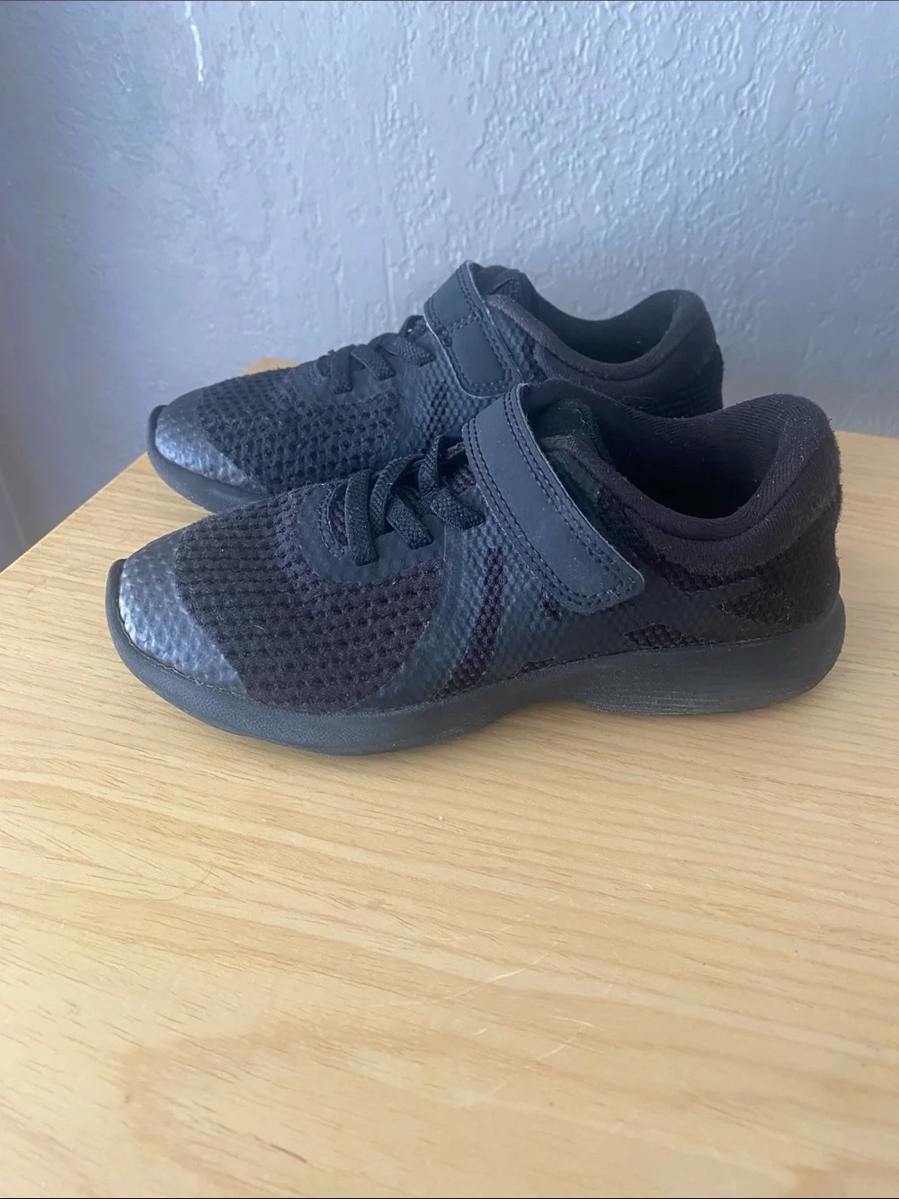 black Nike Revolution 4 (PSV) running shoes 11c